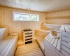 Drevená sauna s lavičkami a oknom.