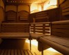 Drevené lavice s operadlami v saune s tlmeným osvetlením.