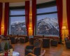 Hotelový salón s výhľadom na zasnežené hory.