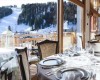 Reštaurácia s výhľadom na zasnežené hory a lyžiarsku zjazdovku.