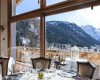 Reštaurácia s výhľadom na zasnežené hory.