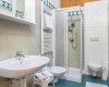 Kúpeľňa s umývadlom, sprchovacím kútom, toaletou a bidetom.