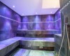 Moderná parná sauna s fialovým osvetlením.