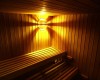 Drevený interiér sauny osvetlený teplým svetlom.