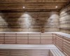 Moderná sauna s drevenými stenami a lavicami.