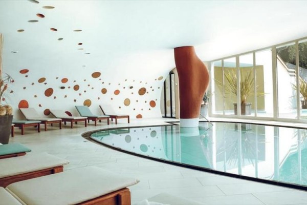 Moderné wellness centrum s bazénom a ležadlami.