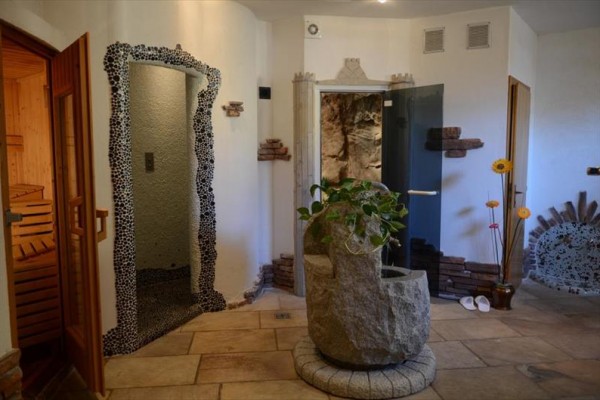 Luxusné wellness s kamennou výzdobou a saunou.