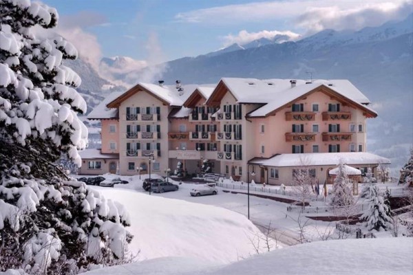Hotel v zasneženej horskej krajine.