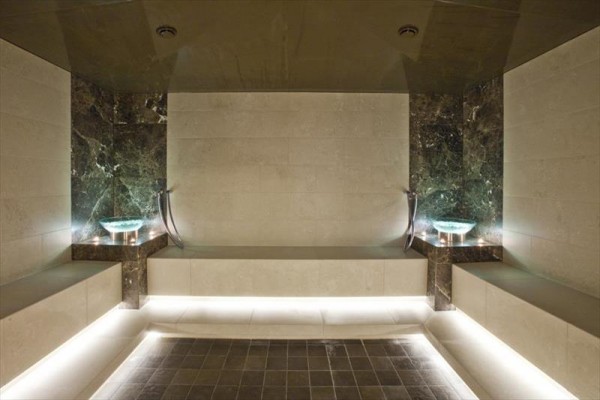 Luxusná parná sauna s mramorovými detailmi a osvetlením.