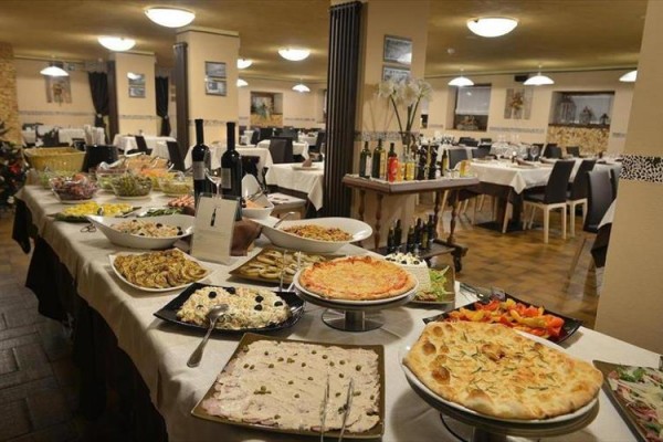 Reštaurácia s bohatým bufetovým stolom plným rôznych jedál.