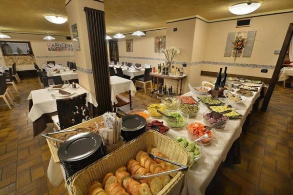Reštaurácia s pripraveným bufetom plným rôznorodých jedál a zeleniny.