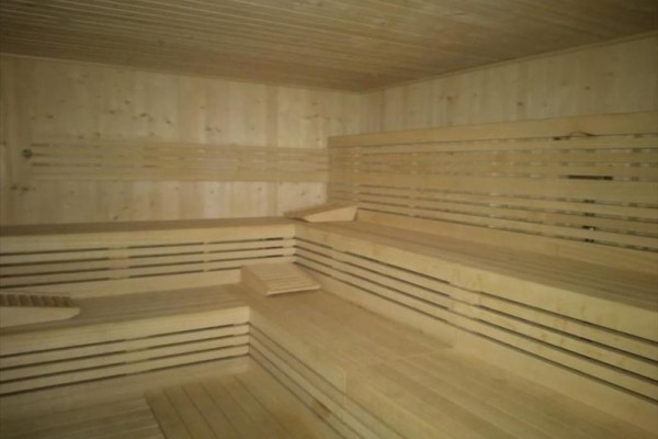 Drevená sauna s lavicami na sedenie.