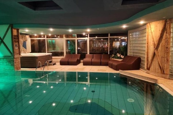 Luxusné wellness s bazénom a pohodlnými ležadlami.