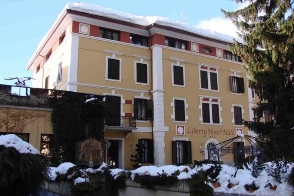 Budova hotela s nápisom „Liberty Hotel Male“ v snehu.