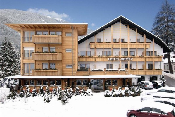 Hotel v zasneženej horskej krajine.