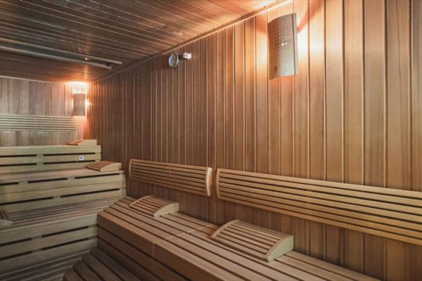 Drevená sauna s lavicami a opierkami.