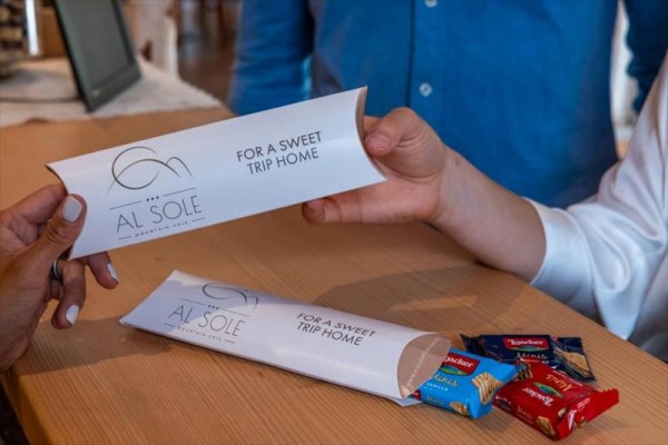 Dve osoby si podávajú balíček s nápisom 