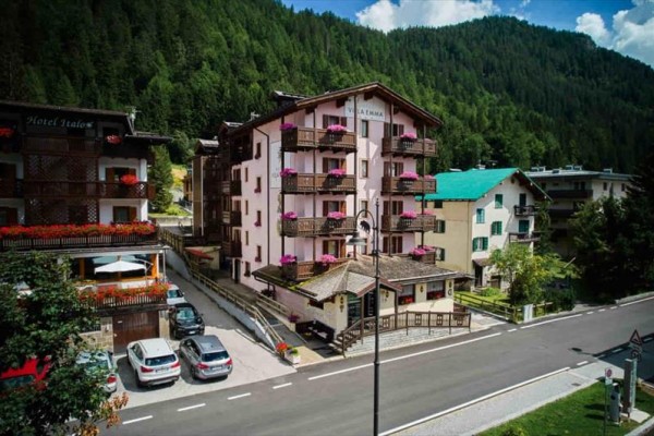Hotel pri ceste v horskej oblasti s okolitými stromami.