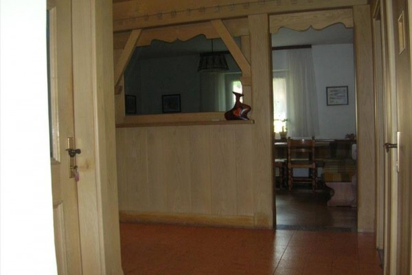 Chodba s dreveným priezorom do vedľajšej miestnosti.