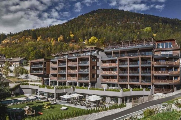Moderný hotel pri lese na úpätí hory.
