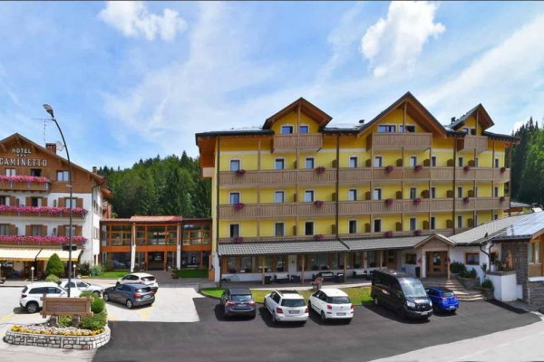 Veľký hotelový komplex s parkoviskom obklopený prírodou.