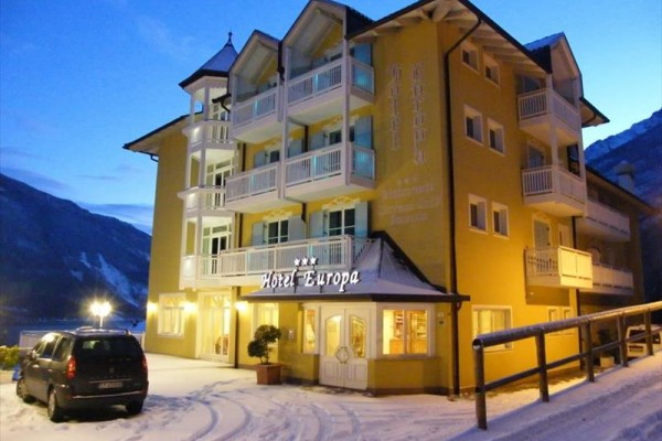 Hotel Europa v zimnom horskom prostredí pri súmraku.