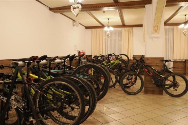 Parkovanie viacerých horských bicyklov v interiéri.
