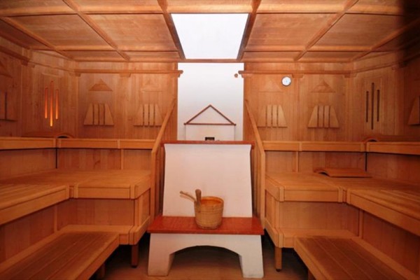Moderná sauna s dreveným interiérom a lavicami.