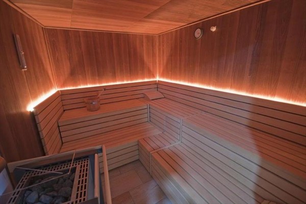 Interiér sauny s lavicami zo svetlého dreva.