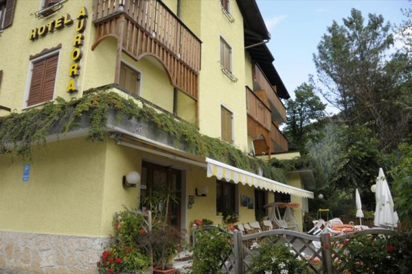 Žltý hotel s nápisom 