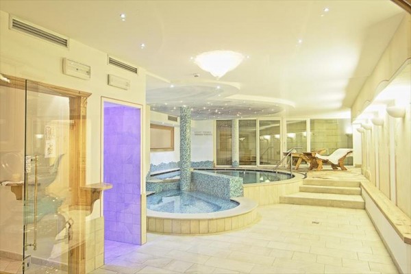 Moderné wellness centrum s dvomi vírivkami a lehátkami.