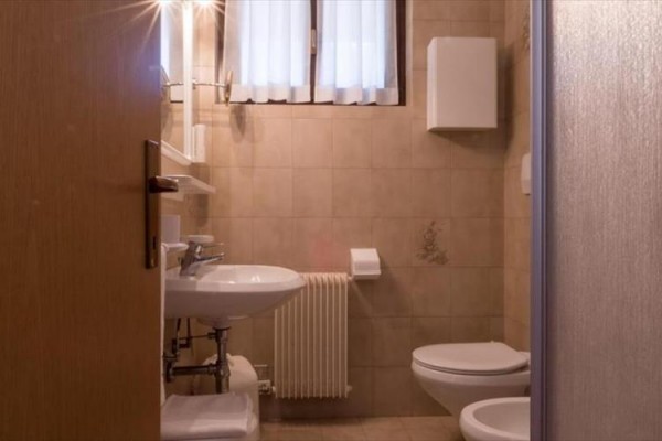 Malá kúpeľňa s umývadlom, toaletou a kúrením.