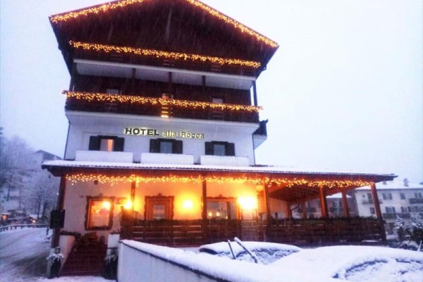 Hotel s vianočnými svetlami pokrytý snehom.