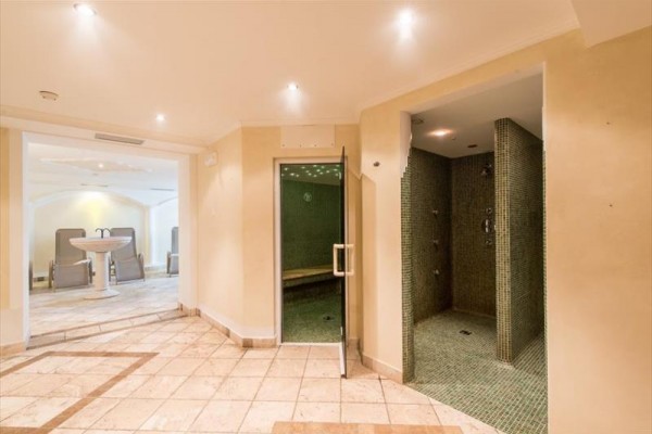 Wellness centrum s parnou saunou a relaxačnou zónou.