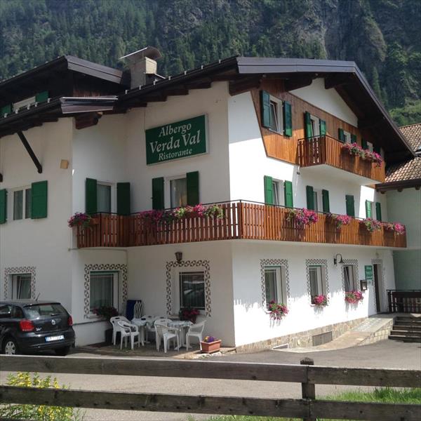 Horský hotel s balkónom s kvetmi a nápisom 