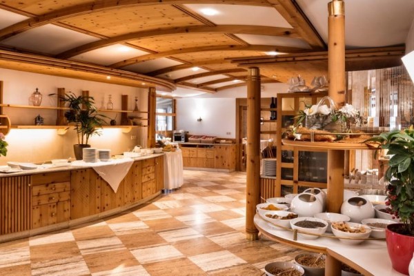 Elegantná hotelová raňajková miestnosť s dreveným nábytkom a podlahou.
