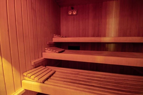 Drevená sauna s tromi lavicami.