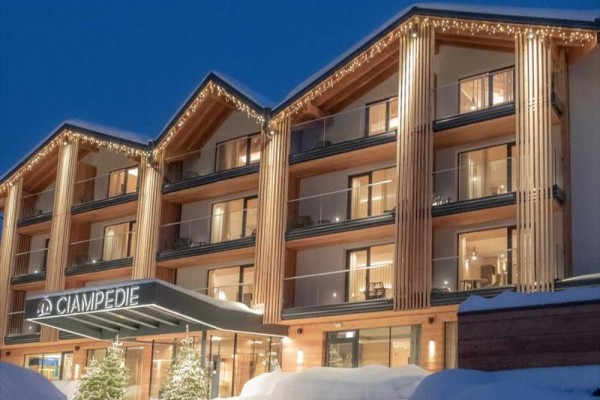 Hotel vo večernom osvetlení so zasneženou krajinou.