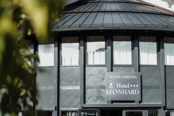 Budova hotela Leonhard s nápisom o novom otvorení.