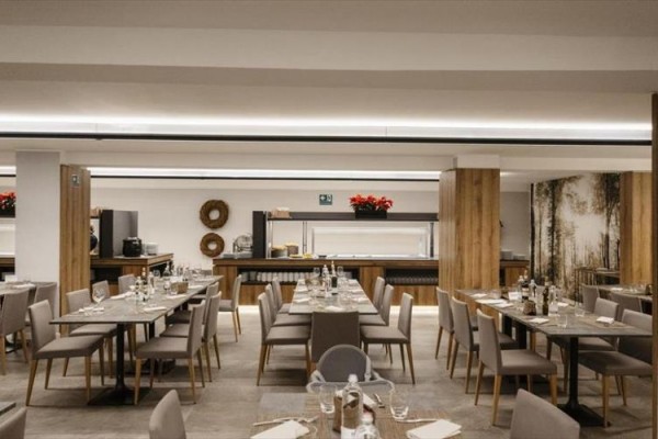 Moderná reštaurácia s elegantným nábytkom a decentnou výzdobou.